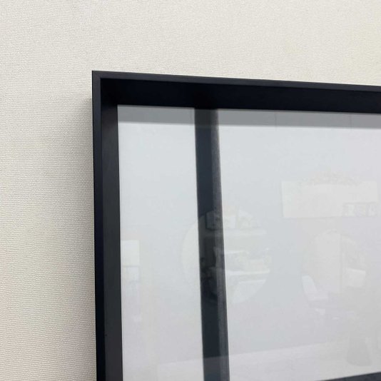 Quadro Decorativo com Moldura Chanfrada Paisagem Urbana em Preto e Branco - Escolha o Tamanho