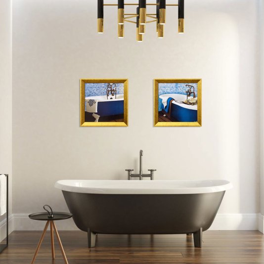 Quadro Decorativo com Moldura Dourada Banheira Branca e Azul com Toalha 30x30cm
