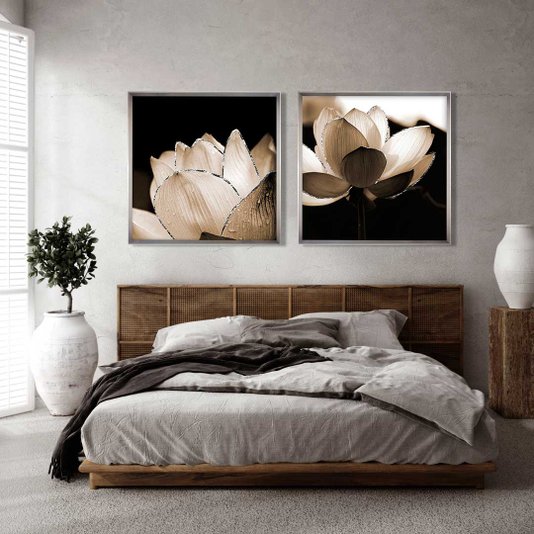 Quadro Decorativo com Moldura Prata Flor de Lótus Noturna em Sépia