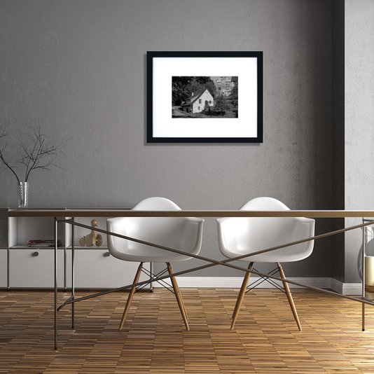 Quadro Decorativo com Moldura Preta Paisagem Casa Antiga