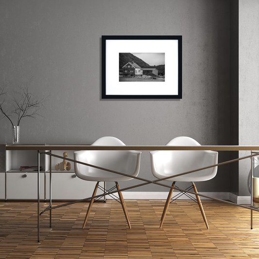 Quadro Decorativo com Moldura Preta Paisagem de Campo na Noruega