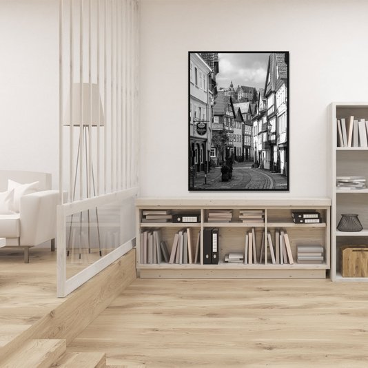 Quadro Decorativo em Vários Tamanhos com Moldura Preta Rua Ladeada por Prédios