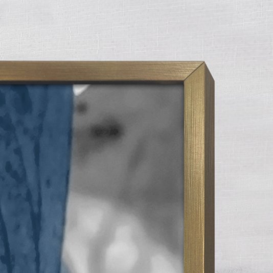 Detalhes da moldura com acabamento escovado.