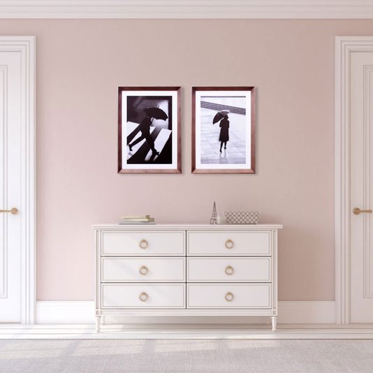 Quadro Decorativo em Preto e Branco Mulher com Guarda-Chuva 55x75cm