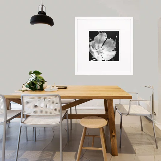 Quadro Decorativo Flor em Preto e Branco com Moldura Branca Laqueada 50x50cm