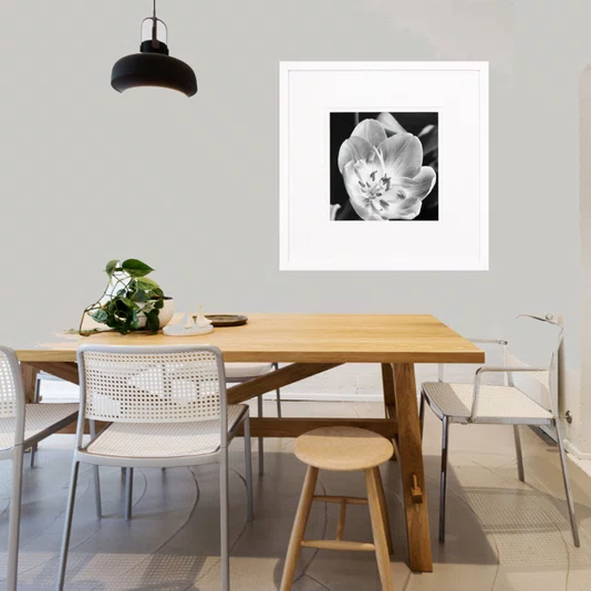 Quadro Decorativo Flor em Preto e Branco com Moldura Laqueada Branca 50x50cm