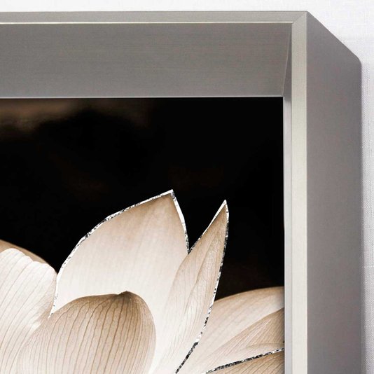Quadro Decorativo Floral com Moldura Prata Flor de Lótus em Tom Sépia