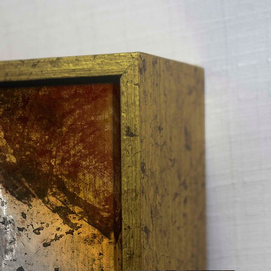 Detalhes: Moldura flutuante em ouro envelhecido com tela canvas.