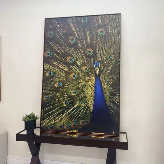 Quadro Decorativo Pavão Majestoso em Azul e Dourado com Moldura Dourada 120x180 cm