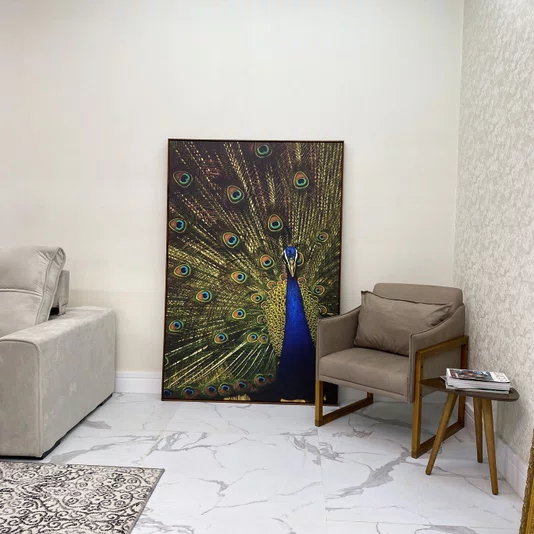 Quadro Decorativo Pavão Majestoso em Azul e Dourado com Moldura Dourada 120x180 cm