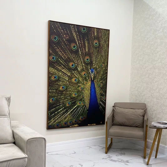 Quadro Decorativo Pavão Majestoso em Azul e Dourado com Moldura Dourada 120x180 cm