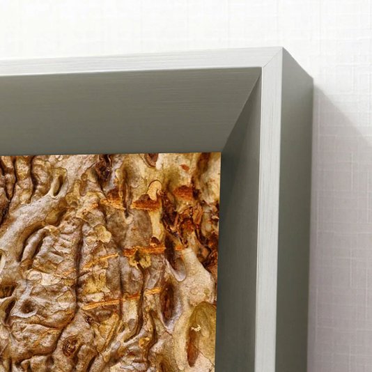 Moldura alto padrão, chanfrada com acabamento laqueado escovado.
