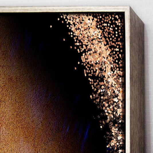 Detalhes: moldura flutuante com acabamento na cor prata.