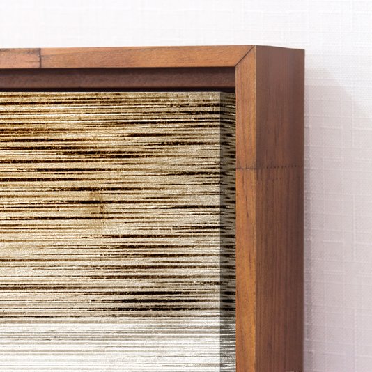 Detalhes: moldura flutuante de madeira maciça com acabamento natural tingido.