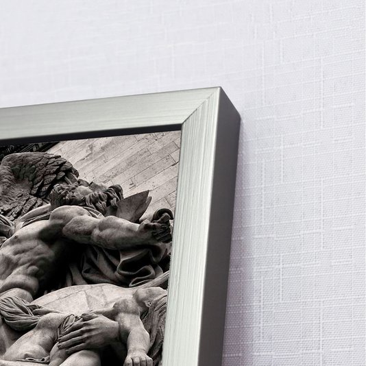 Detalhes moldura prata com acabamento escovado.