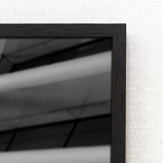 Foto com detalhes da moldura, veios da madeira bem aparente.