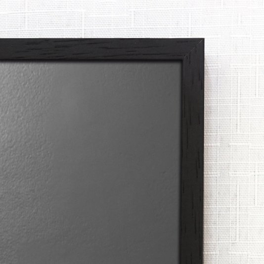 Foto com detalhes da moldura, destaque para os veios da madeira que estão evidentes.