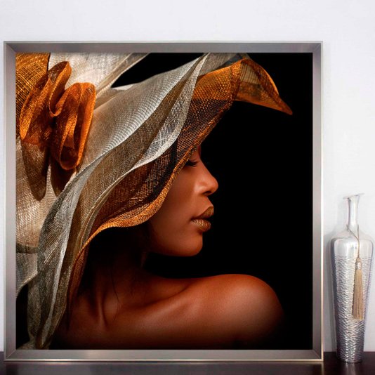 Quadro Grande com Moldura Prata Chanfrada Imagem Mulher Negra