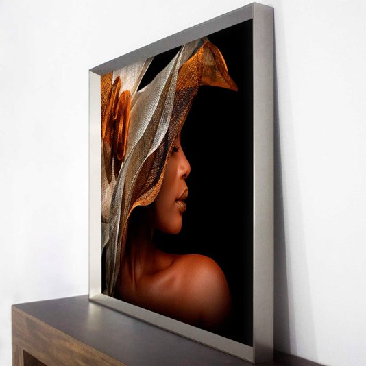 Quadro Grande com Moldura Prata Chanfrada Imagem Mulher Negra
