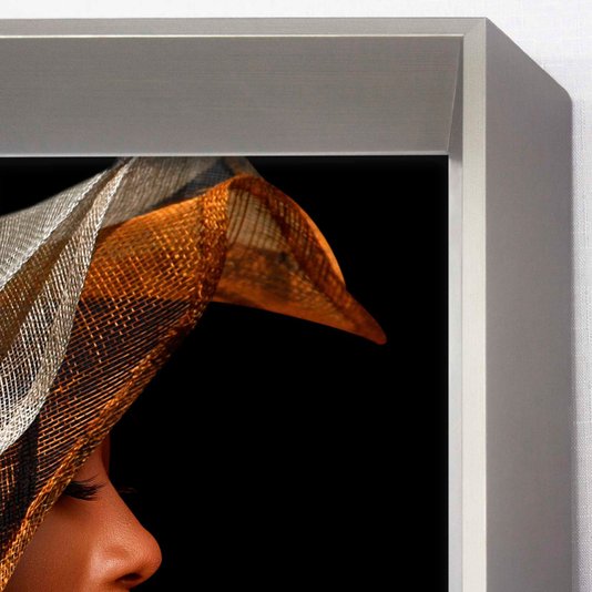 Quadro Grande com Moldura Prata Chanfrada Imagem Mulher Negra