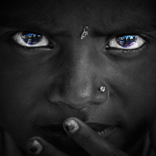 Imagem em preto e branco com excelente resolução e nitidez. Destaque azul nos olhos.