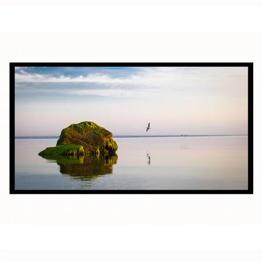 Quadro Paisagem com Rocha Verde e Reflexo no Lago ao Entardecer e Pássaros