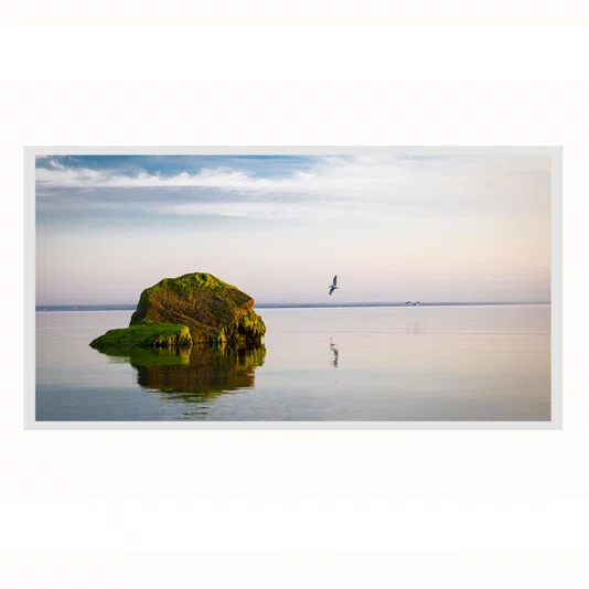 Quadro Paisagem com Rocha Verde e Reflexo no Lago ao Entardecer e Pássaros