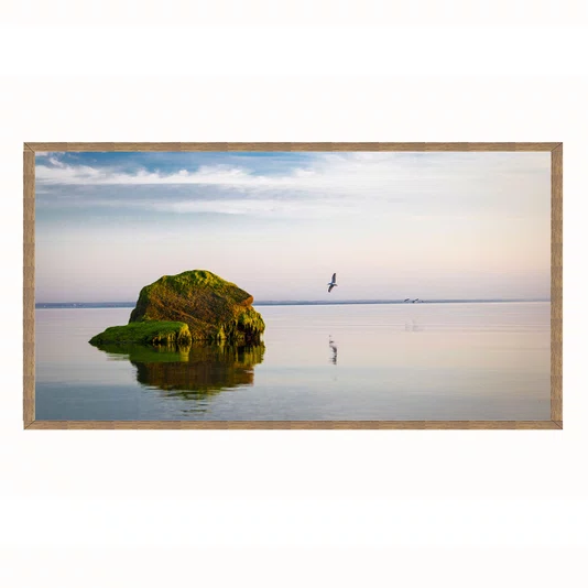 Quadro Paisagem com Rocha Verde e Reflexo no Lago ao Entardecer e Pássaros