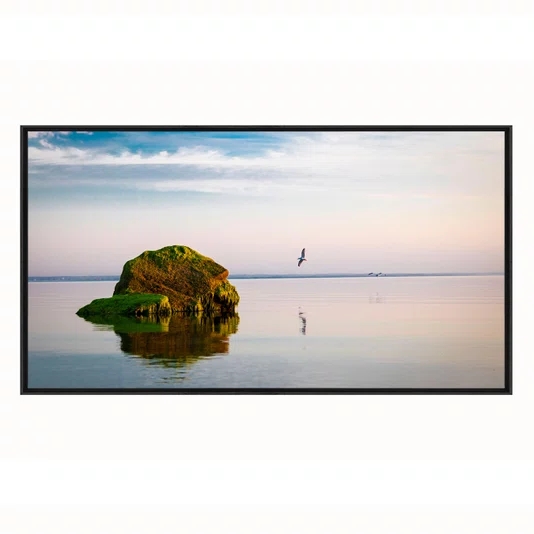 Quadro Paisagem com Rocha Verde e Reflexo no Lago ao Entardecer e Pássaros