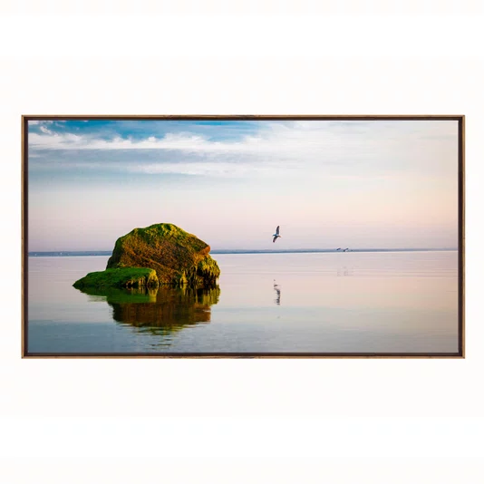 Quadro Paisagem com Rocha Verde e Reflexo no Lago ao Entardecer e Pássaros