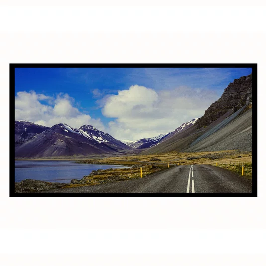 Quadro Paisagem de Estrada Cênica com Lago, Montanhas Nevadas e Céu Azul