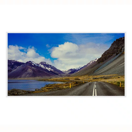 Quadro Paisagem de Estrada Cênica com Lago, Montanhas Nevadas e Céu Azul