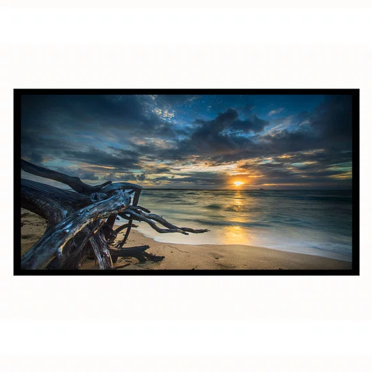 Quadro Paisagem de Praia ao Pôr do Sol com Tronco na Areia e Reflexo no Mar