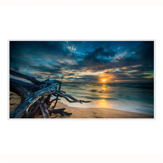 Quadro Paisagem de Praia ao Pôr do Sol com Tronco na Areia e Reflexo no Mar