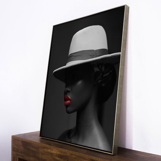 Quadro grande elaborado em tela canvas com moldura prata flutuante.