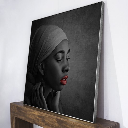 Quadro grande elaborado em tela canvas com moldura prata flutuante.