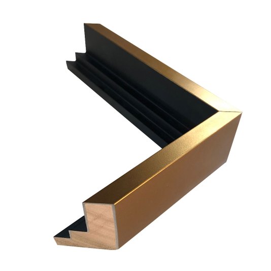Moldura flutuante. Dimensão (L x A) 2,5 x 5 cm.