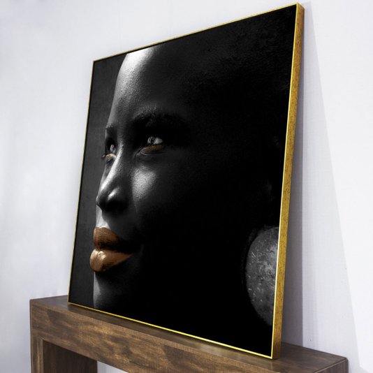 Tela canvas com moldura flutuante dourada.