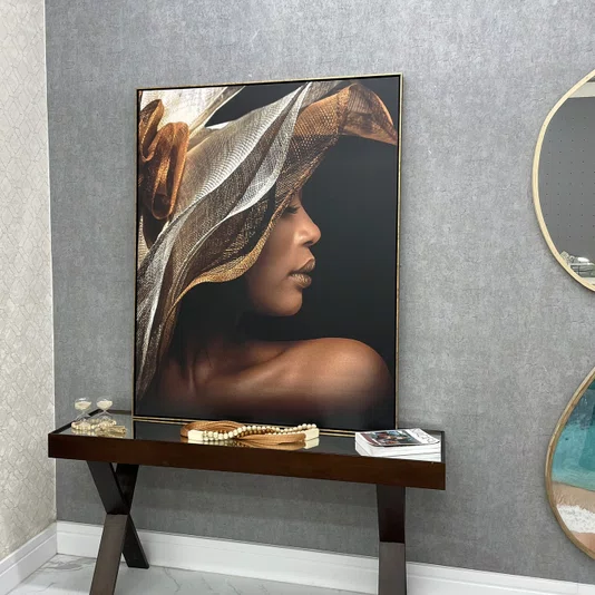 Tela Canvas com Moldura Dourada Retrato de Mulher Negra Elegante 120x150 cm