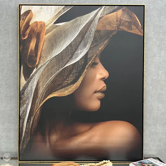 Tela Canvas com Moldura Dourada Retrato de Mulher Negra Elegante 120x150 cm