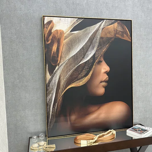 Tela Canvas com Moldura Dourada Retrato de Mulher Negra Elegante 120x150 cm
