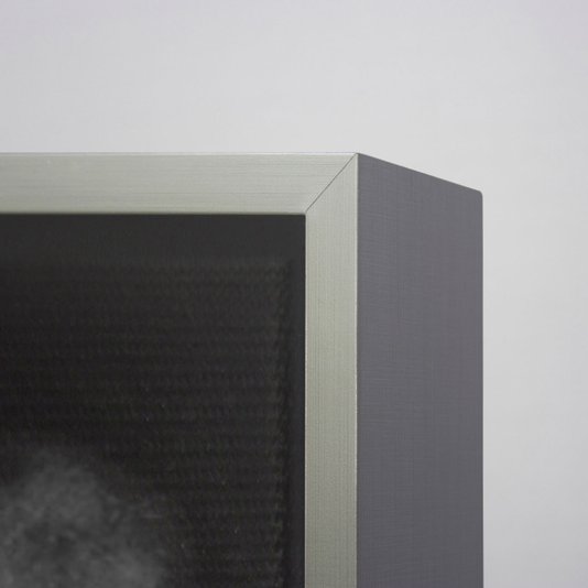 Foto com detalhes da moldura, tela fica um tanto afastada da moldura passando uma sensação de que a obra esta flutuando sobre a moldura.