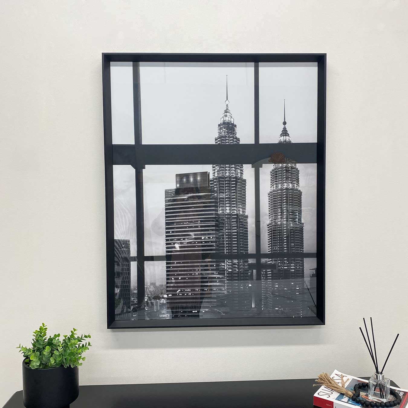 Quadro Decorativo com Moldura Chanfrada Paisagem Urbana em Preto e Branco - Escolha o Tamanho