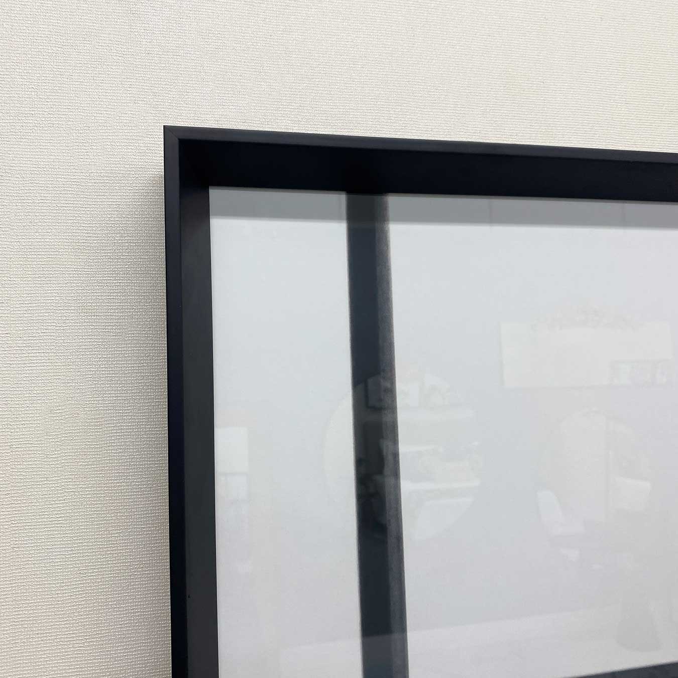 Quadro Decorativo com Moldura Chanfrada Paisagem Urbana em Preto e Branco - Escolha o Tamanho