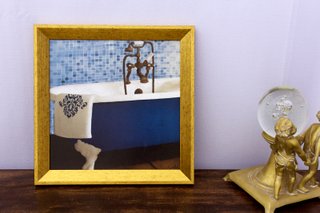 Quadro Decorativo com Moldura Dourada Banheira Branca e Azul com Toalha 30x30cm