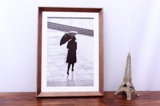 Quadro Decorativo em Preto e Branco Mulher com Guarda-Chuva 55x75cm