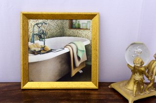 Quadro Decorativo com Moldura Dourada Banheira Branca com Toalhas 30x30cm