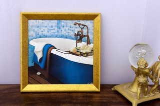 Quadro Decorativo com Moldura Dourada Banheira Branca e Azul com Toalhas Coloridas 30x30cm