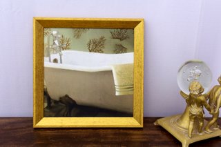 Quadro Decorativo com Moldura Dourada Banheira Branca 30x30cm