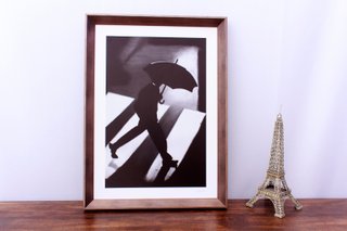 Quadro Decorativo em Preto e Branco Homem com Guarda-Chuva 55x75cm